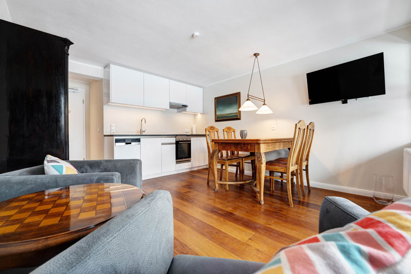 Appartement Louis - Wohnbereich mit Sitzecke, Esstisch und Küchenzeile