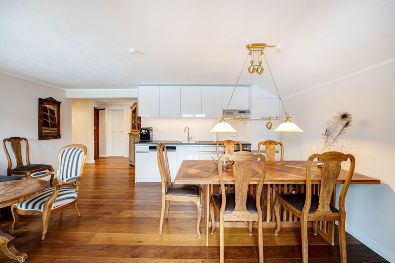 Appartement Louise - Wohnbereich mit Esstisch, Sitzecke und moderner Küchenzeile