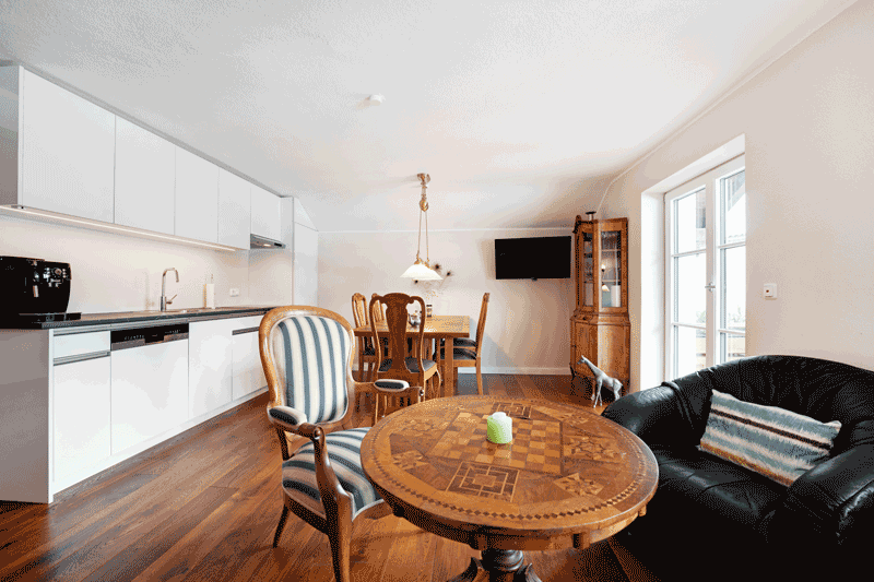 Appartement Louise - Wohnbereich mit Sitzecke, Esstisch und moderner Küchenzeile