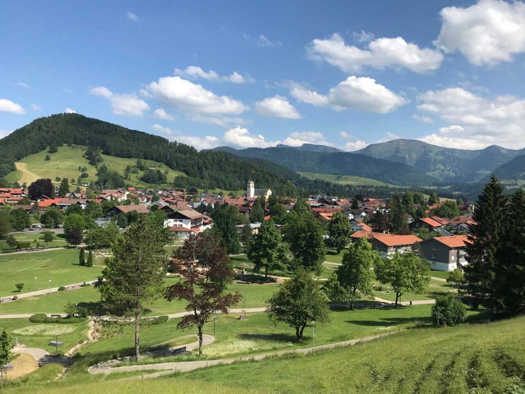 Oberstaufen Panorama mit Blick auf den Hausberg Staufen und die Nagelfluhkette mit dem Hochgrat
