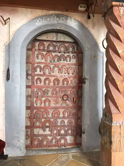 Mit Hufeisen beschlagene Tür zur Sakristei in der Kapelle zu Genhofen